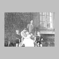 011-0239 Taufe von Gisela von Frantzius am 19. April 1941. Die Familie von Frantzius vor dem Haus..jpg